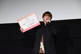 内田雄馬と、内田が考案した「自分専用インターフェースAI」のイラスト