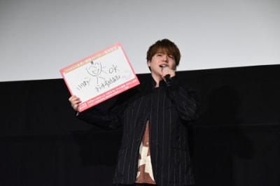 内田雄馬と、内田が考案した「自分専用インターフェースAI」のイラスト