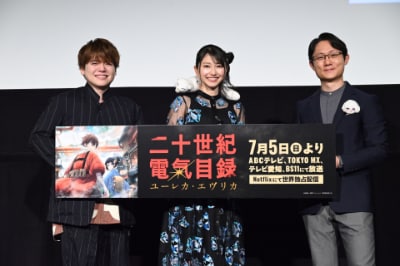左から内田雄馬、雨宮天、太田稔監督