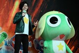 ケロロ軍曹とお揃いのケロンスターのデザインされた服で登壇した粗品