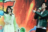 司会者に噛み付く粗品（右）