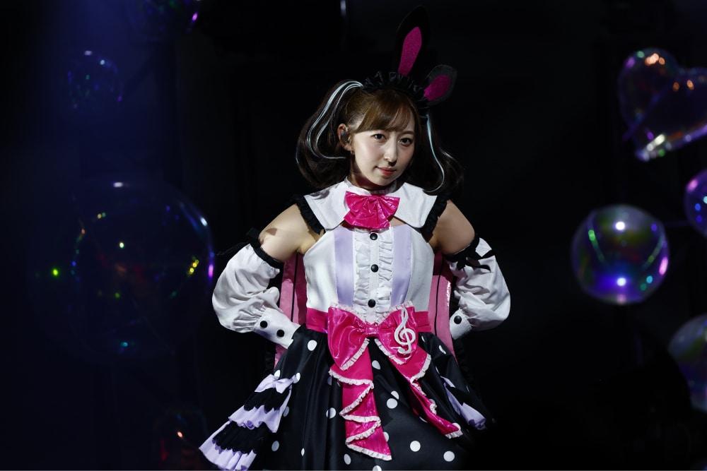 カオティックハリケーン」を歌う香田澄あまり役の飯田里穂 [画像