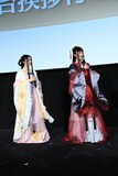 玲琳に扮した星風まどか、慧月に扮した潤花