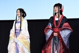 玲琳に扮した星風まどか、慧月に扮した潤花