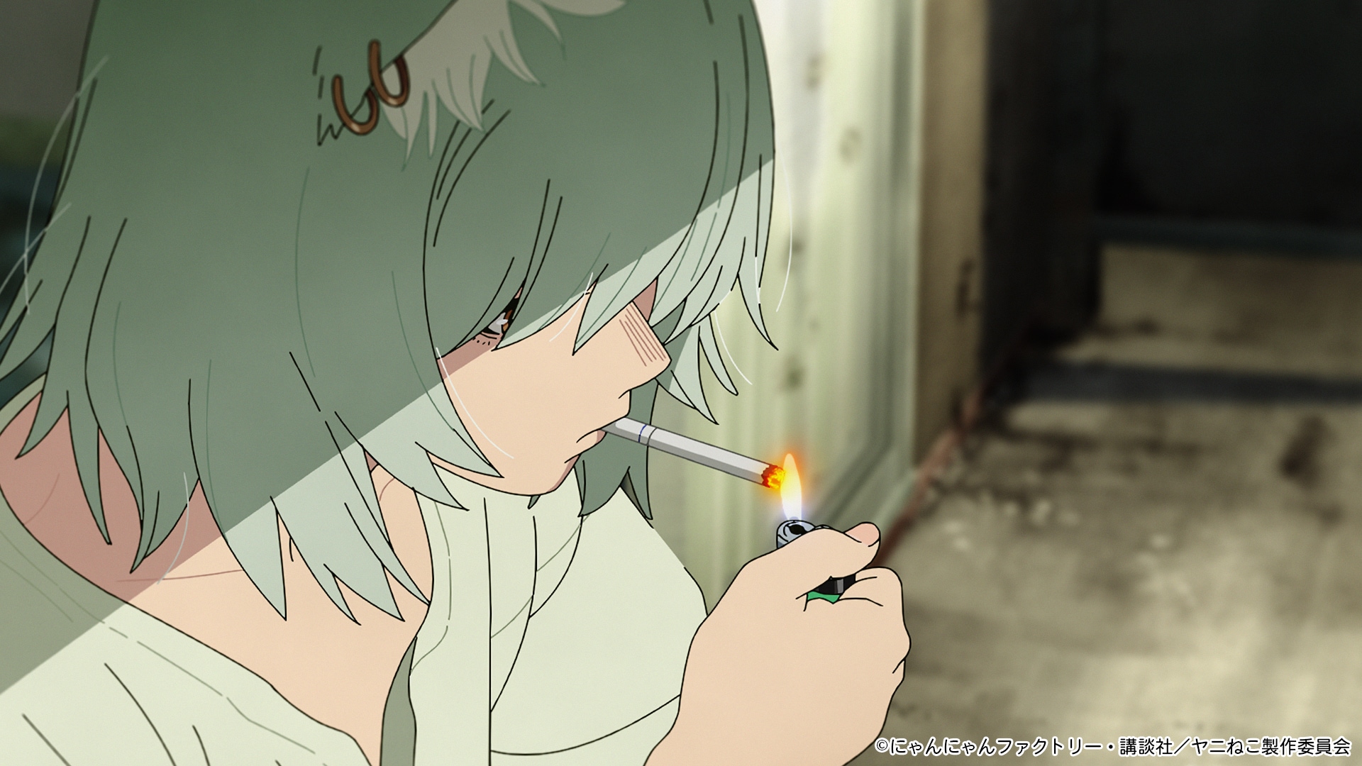 アニメ「ヤニねこ」第1話からなけなしの金でヤニに手を伸ばし、シケモクを拾う