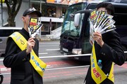 TVアニメ「サンダー3」渋谷でのうちわ配布の様子