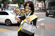 TVアニメ「サンダー3」渋谷でのうちわ配布の様子