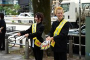 TVアニメ「サンダー3」渋谷でのうちわ配布の様子
