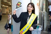 TVアニメ「サンダー3」渋谷でのうちわ配布の様子