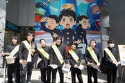 TVアニメ「サンダー3」渋谷でのうちわ配布の様子