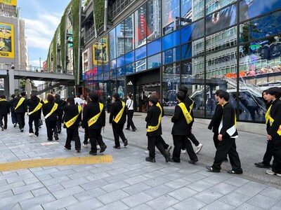 TVアニメ「サンダー3」の番宣イベントで渋谷を練り歩く謎の学ラン集団