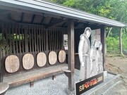 バスを待つ「三将軍」パネル