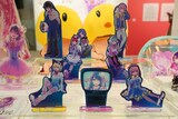 横槍メンゴ描き下ろしイラストのアクリルスタンド (c)赤坂アカ×横槍メンゴ/集英社