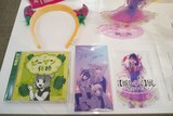 販売されるグッズの一部。左下は宇垣美里オススメの「CD風メモ ～ピーマン体操～」 (c)赤坂アカ×横槍メンゴ/集英社