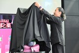 パンサー・菅良太郎による猫猫像のアンベールの様子