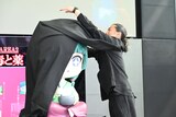 パンサー・菅良太郎による猫猫像のアンベールの様子