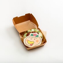 「やまびこ村名物 きゅうりバーガー（マスタード減量中）」