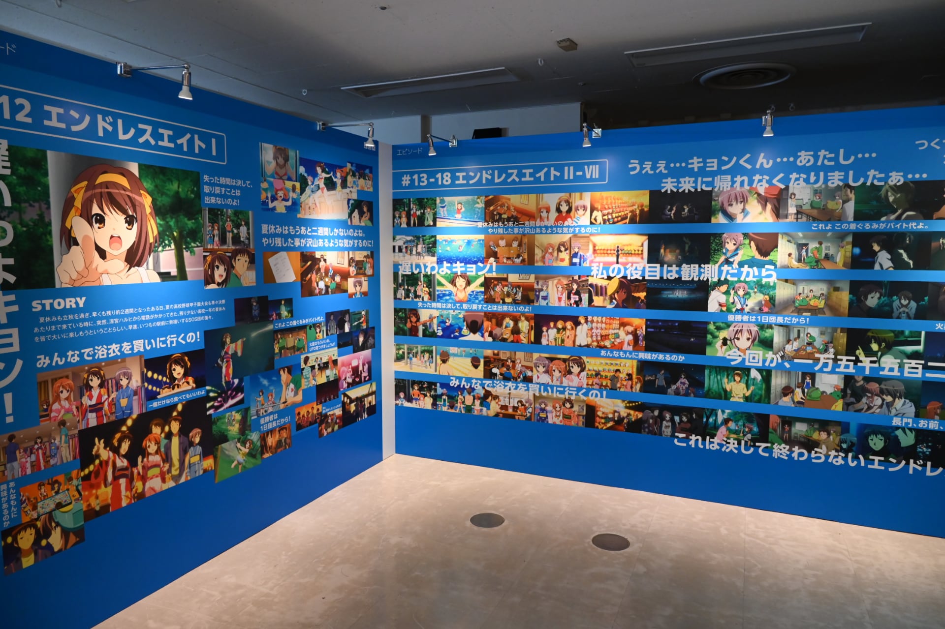 TVアニメ「涼宮ハルヒ」20周年記念展覧会、教室の席に座りハルヒと写真