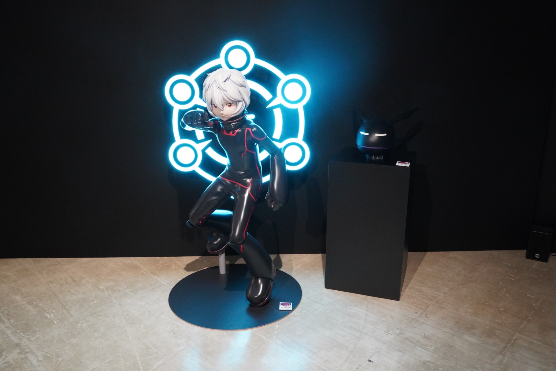 「ワールドトリガー」“REBOOT”展示イベントに等身大の黒トリガー・遊真　設定画も