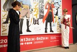 荒川弘のサインを見つめる宮本侑芽と朴璐美