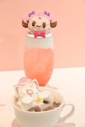 奥が「ピチピチ☆ピーチフロート」、手前が「ふわふわプリねこラテ」