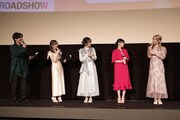 左から石谷春貴、豊田萌絵、朝井彩加、黒沢ともよ、安済知佳