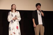 左から戸松遥、小川太一監督