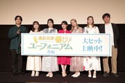 左から石谷春貴、豊田萌絵、朝井彩加、黒沢ともよ、安済知佳、戸松遥、小川太一監督