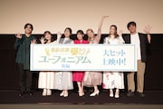 左から石谷春貴、豊田萌絵、朝井彩加、黒沢ともよ、安済知佳、戸松遥、小川太一監督