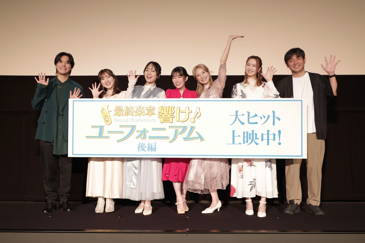 左から石谷春貴、豊田萌絵、朝井彩加、黒沢ともよ、安済知佳、戸松遥、小川太一監督