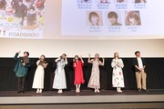 左から石谷春貴、豊田萌絵、朝井彩加、黒沢ともよ、安済知佳、戸松遥、小川太一監督