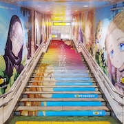 ピッコマタテ読み「忘れられた野原」東京・JR原宿駅にオールラッピング広告
