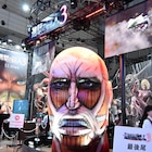 「TGS2026」超大型巨人と猫猫が来場者を迎える、集英社ゲームズブースに恐怖空間