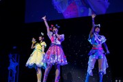 シークレットフレンズ∞。左から鈴風つむぎ役の久保ユリカ、青空ひまり役の藤寺美徳、星川みつき役の平塚紗依