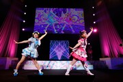 左から夢宮あおい役の叶矢りか、好実いのり役の⼩川華果