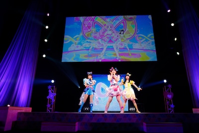 シークレットフレンズ∞。左から星川みつき役の平塚紗依、青空ひまり役の藤寺美徳、鈴風つむぎ役の久保ユリカ