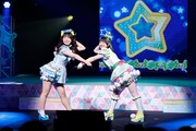 左から夢宮あおい役の叶矢りか、友坂ぐみ役の丸岡和佳奈