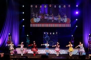 左から八王子ビビ役の寺澤百花、七浦おとめ役の大森綺星、熱海ナナ役の藤寺美徳、星川みつき役の平塚紗依、好実いのり役の⼩川華果、勇樹おりびあ役の岡村明香、望永エマ役の鈴木みのり