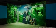 「全員同じ幅で並ぶ石化体験フォトスポット」