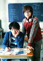 左から真城最高を演じる佐藤健、高木秋人を演じる神木隆之介。 (c)2015 映画「バクマン。」製作委員会