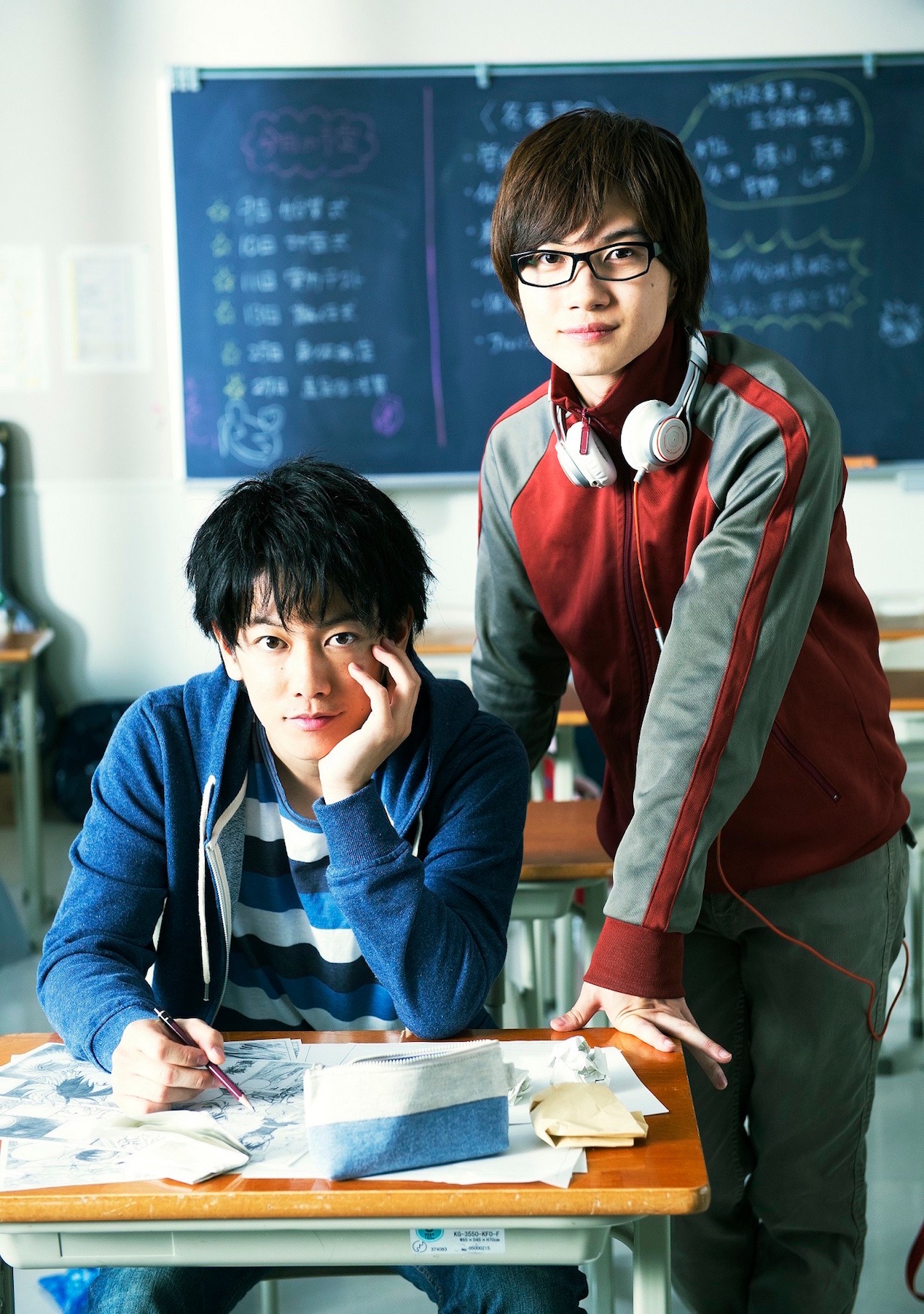 左から佐藤健、神木隆之介。「バクマン。」でマンガ家を目指す高校生コンビを演じる。 (c)2015映画「バクマン。」製作委員会