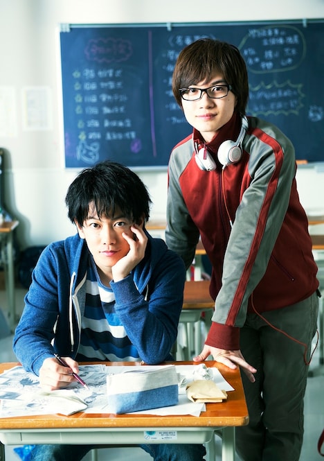 左から真城最高を演じる佐藤健、高木秋人を演じる神木隆之介。 (c)2015 映画「バクマン。」製作委員会