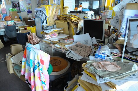 原稿の山に埋もれたジャンプ編集部のデスク。(c)2015映画「バクマン。」製作委員会