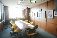 ジャンプ編集部員たちが連載作品を協議する会議室。(c)2015映画「バクマン。」製作委員会