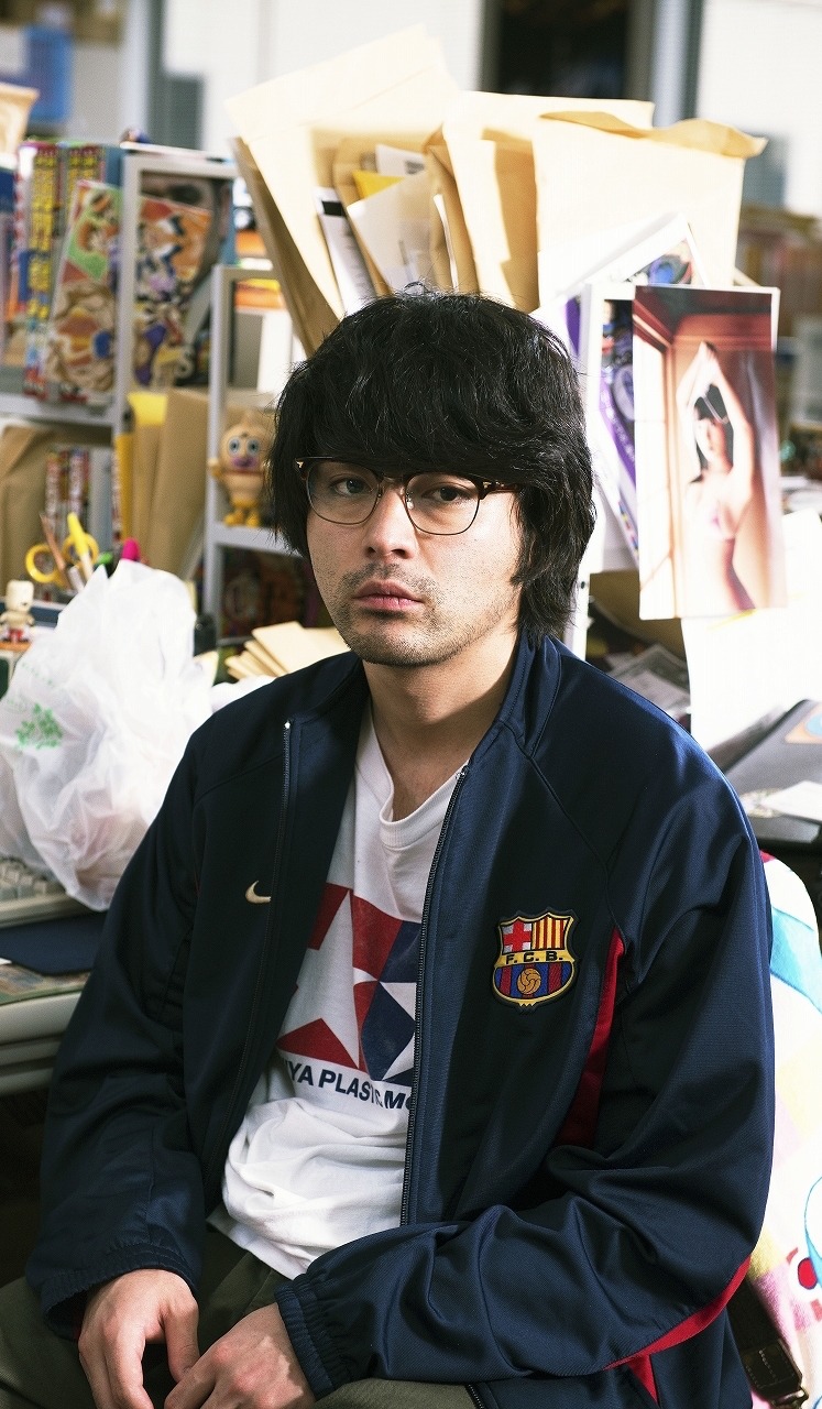 最高と秋人の担当編集者となる服部役の山田孝之。(c)2015映画「バクマン。」製作委員会