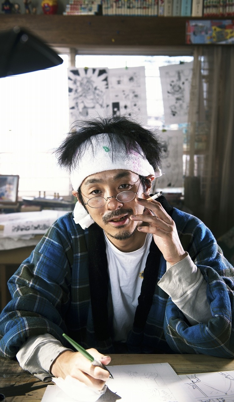 川口たろう役の宮藤官九郎。(c)2015映画「バクマン。」製作委員会