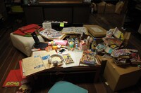 マンガや資料であふれかえった最高と秋人の仕事場。(c)2015映画「バクマン。」製作委員会