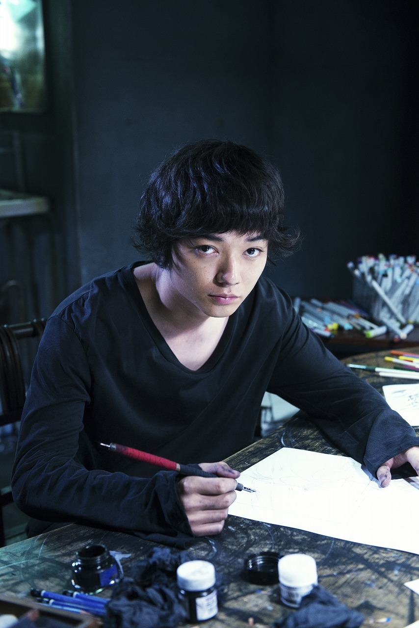 新妻エイジ役の染谷将太。(c)2015映画「バクマン。」製作委員会