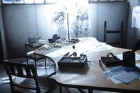 ダークな雰囲気が漂う新妻エイジの作業場。(c)2015映画「バクマン。」製作委員会