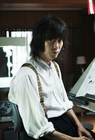 平丸一也役の新井浩文。(c)2015映画「バクマン。」製作委員会